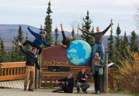 NSE 学生s posing with Arctic Circle sign